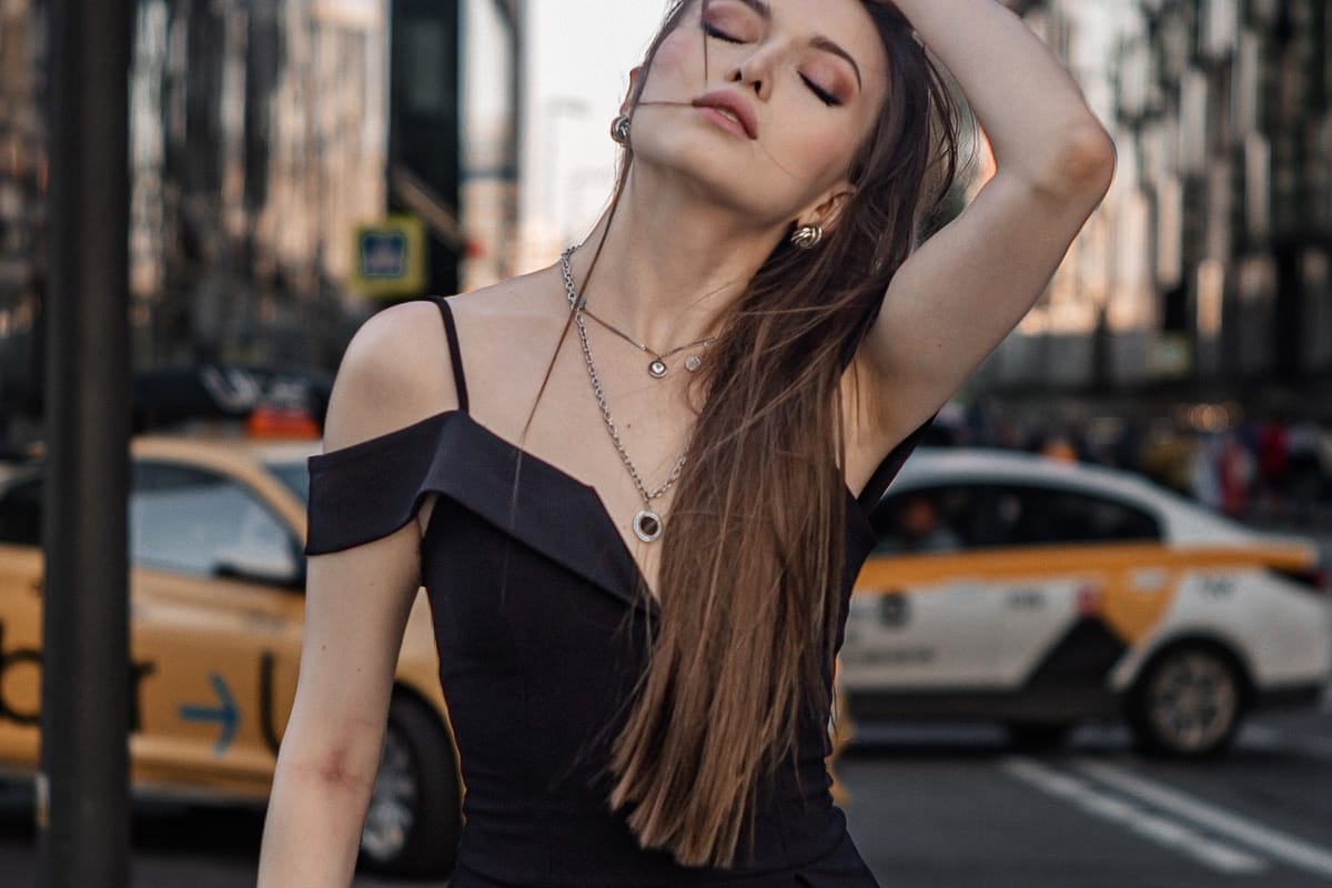 Tenue simple transformée par des accessoires ceinture bijoux et foulard
