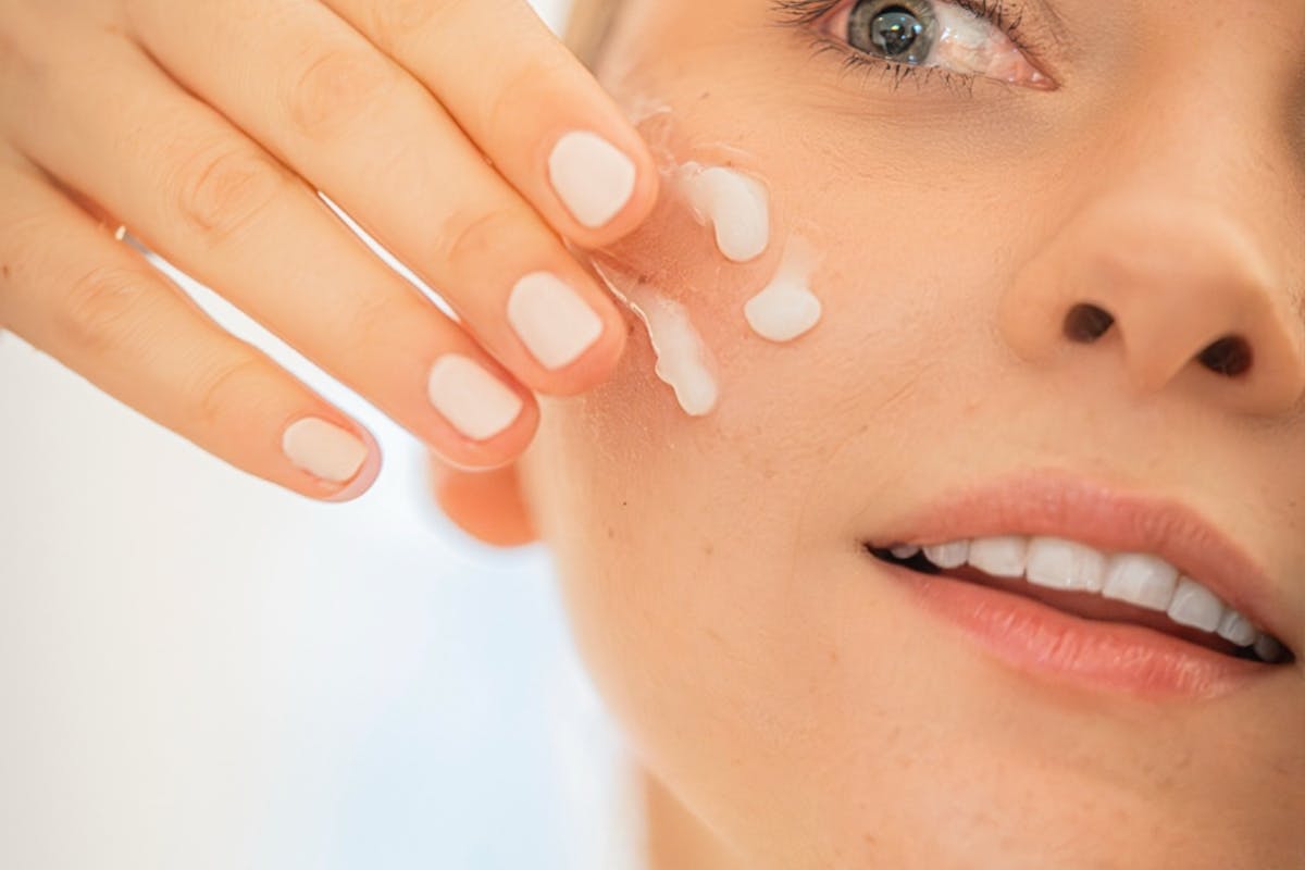 Soin visage à l'acide hyaluronique appliqué sur la peau