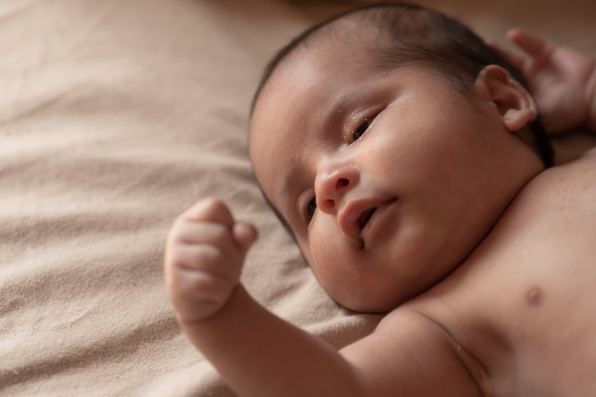Activités d'éveil pour bébé avec jouets sensoriels et tummy time