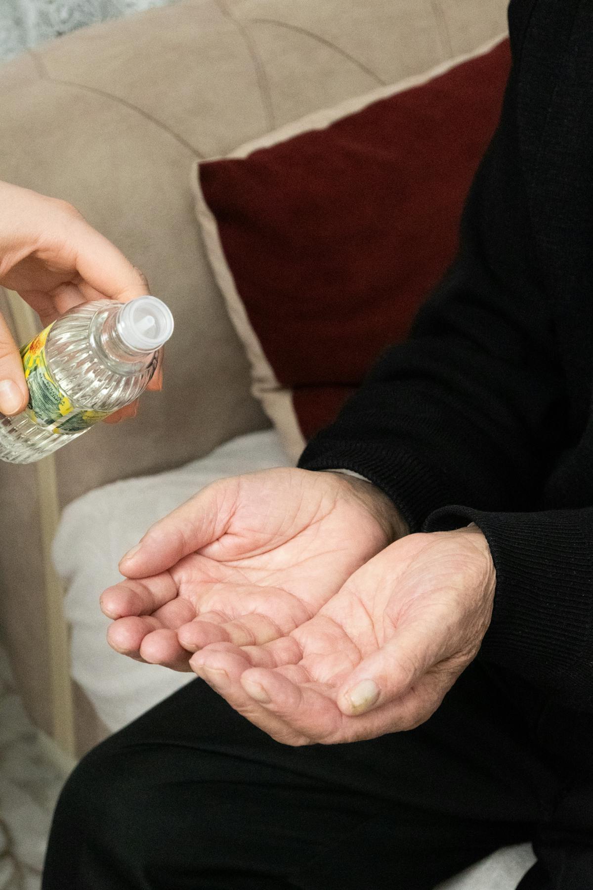 Aidante accompagnant avec douceur une personne âgée à domicile