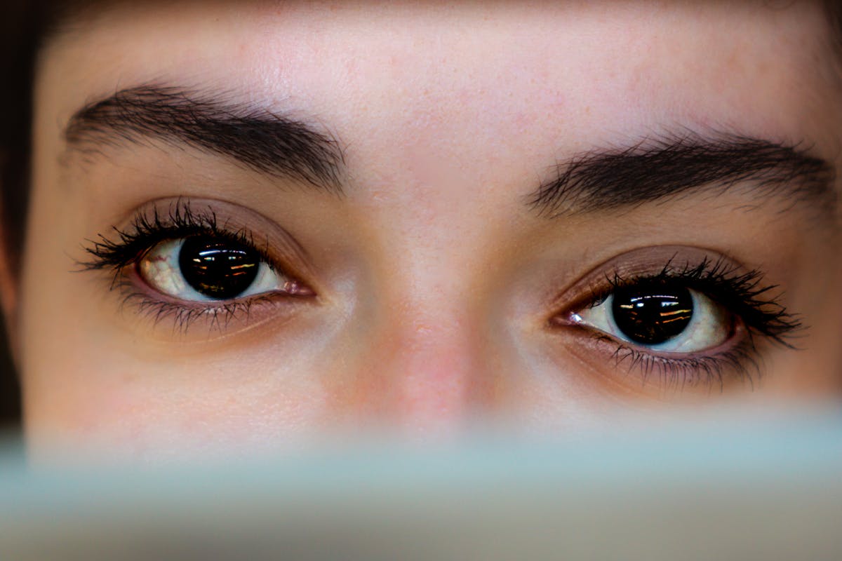 Gros plan sur le contour de l'oeil et la zone des cernes d'un visage