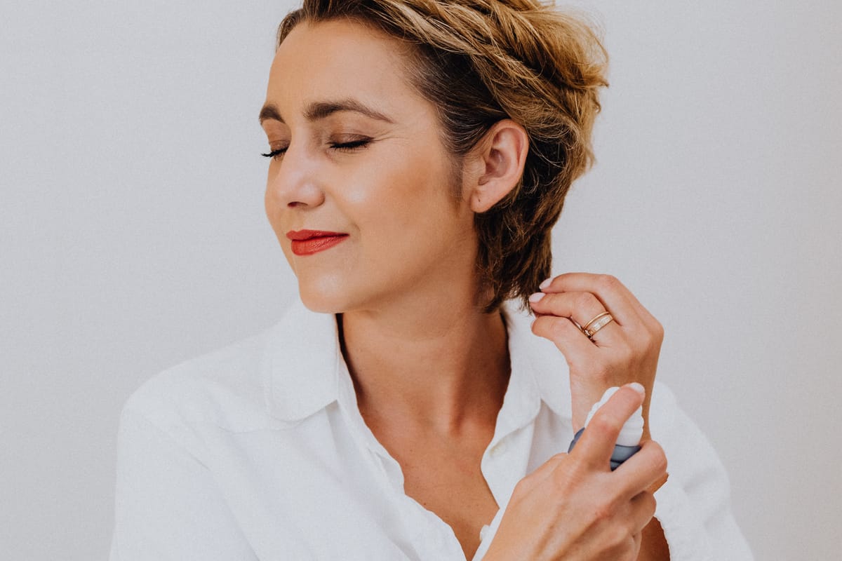 Brushing maison avec brosse ronde et sèche-cheveux pour un résultat salon