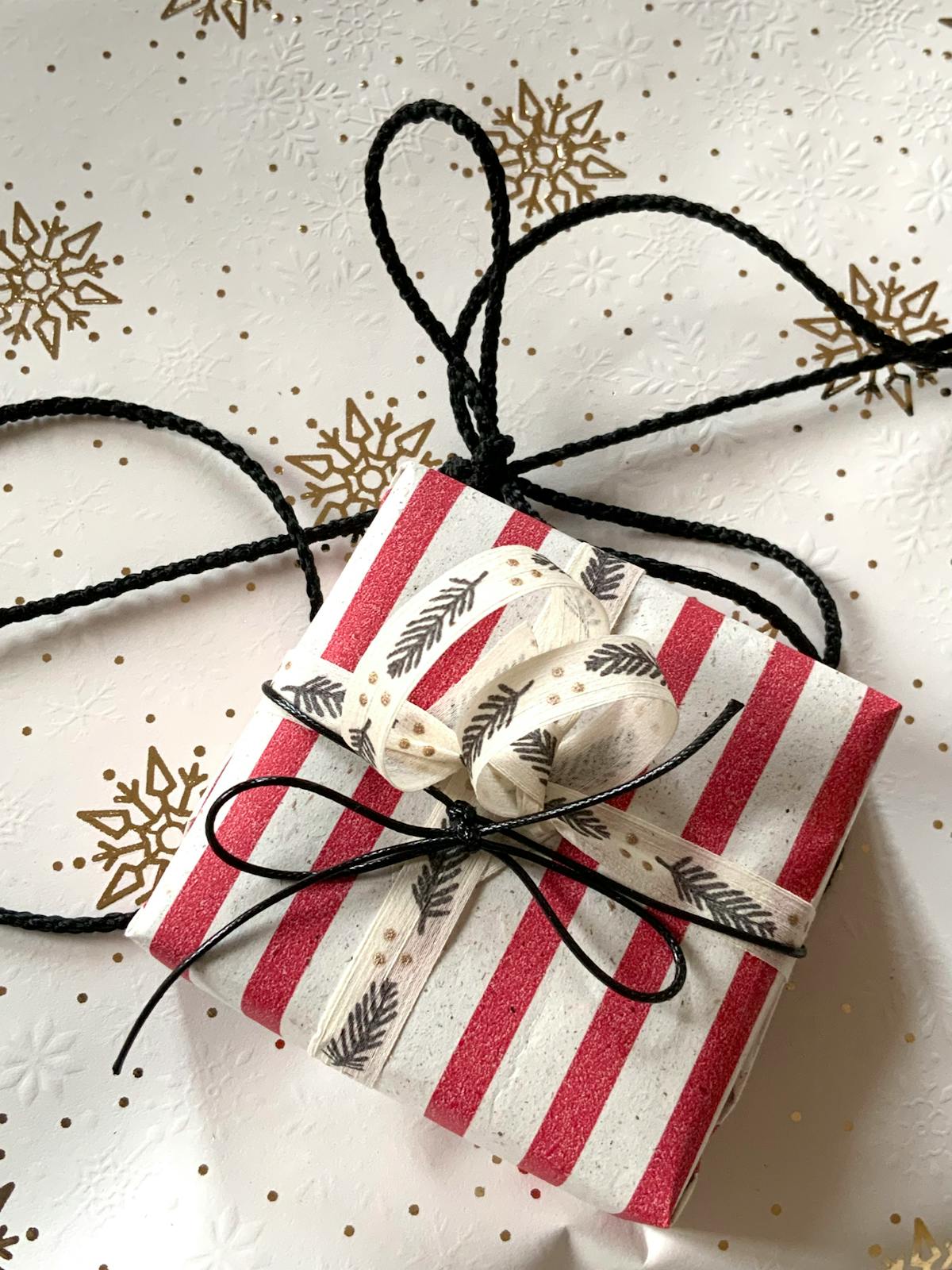 Cadeau unique joliment emballé prêt à offrir