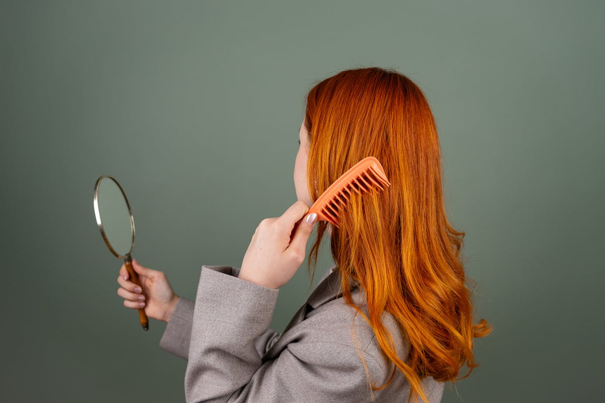 Cheveux blancs argentés stylisés ou couverts par une coloration naturelle