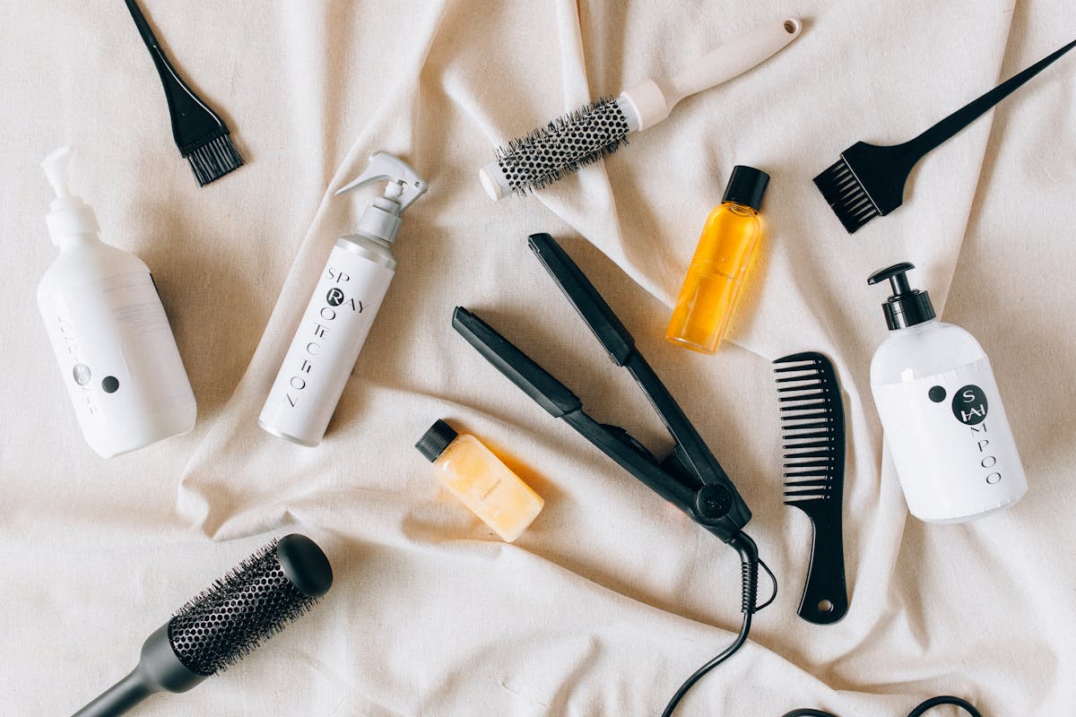 Chute de cheveux saisonnière en automne : causes et solutions naturelles