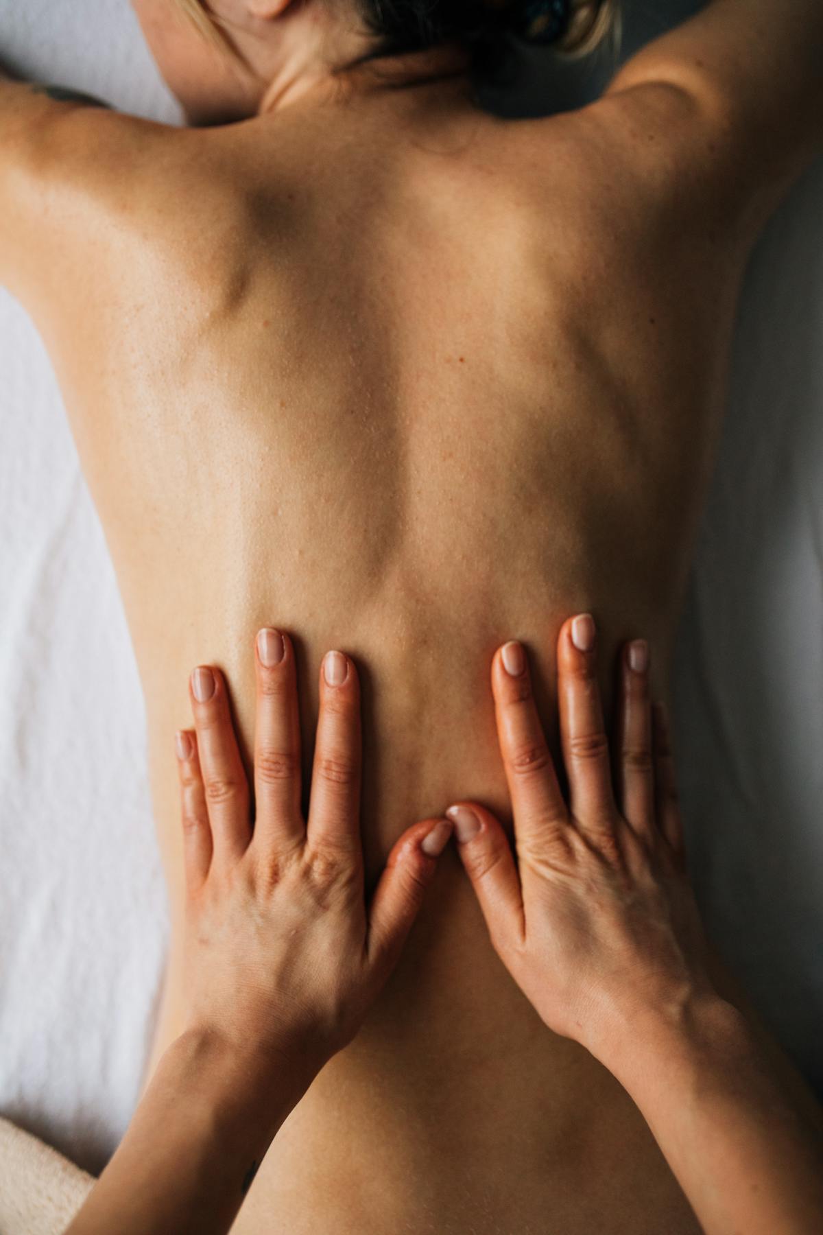 Séance de massage du dos pour soulager les tensions
