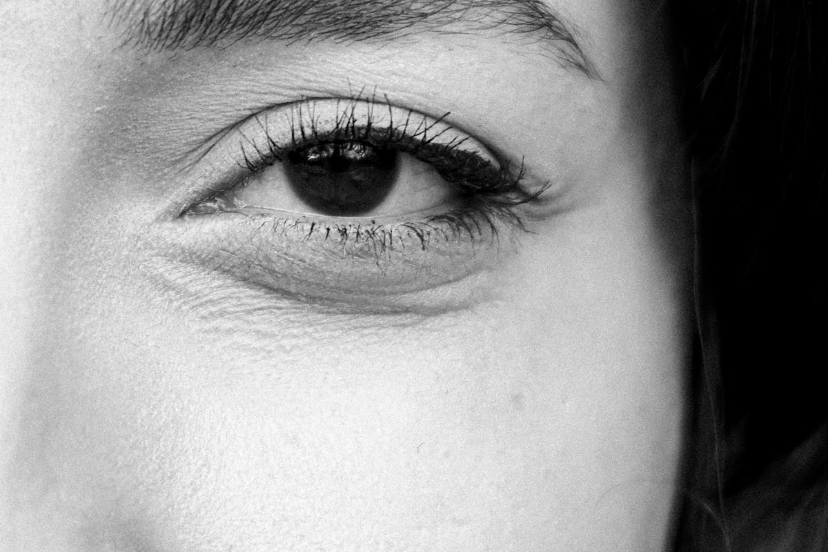 Gros plan en noir et blanc sur la peau et le grain de peau d'un visage