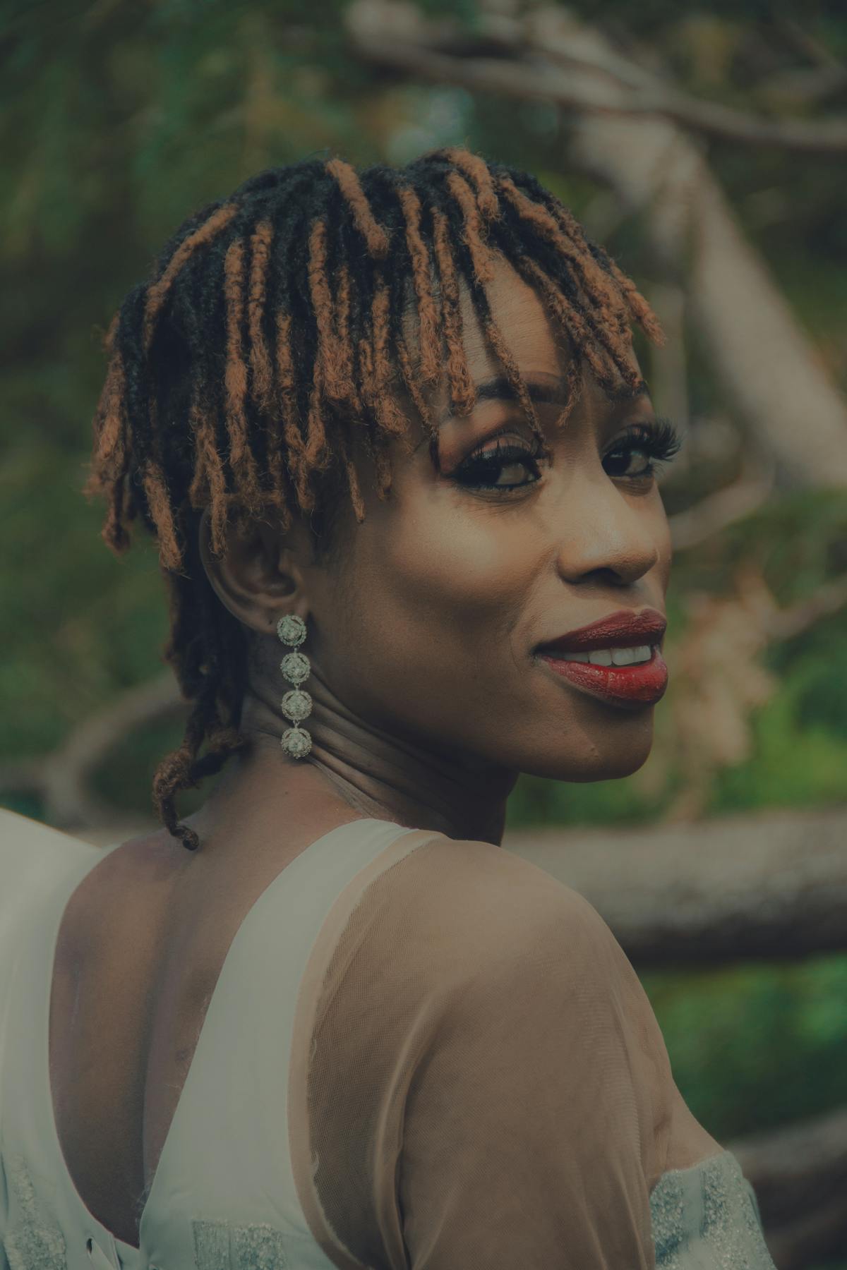 Femme arborant de belles dreadlocks entretenues