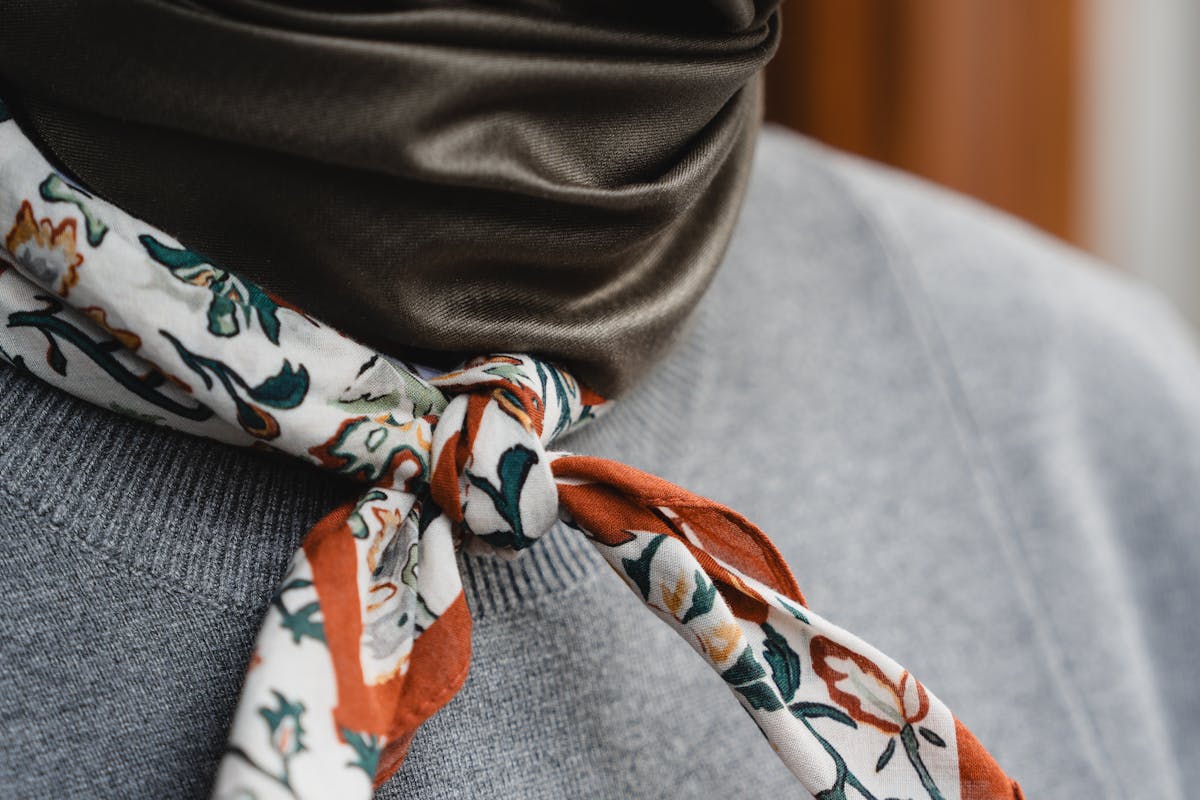 Foulard en soie imprimé noué élégamment, accessoire de mode féminin