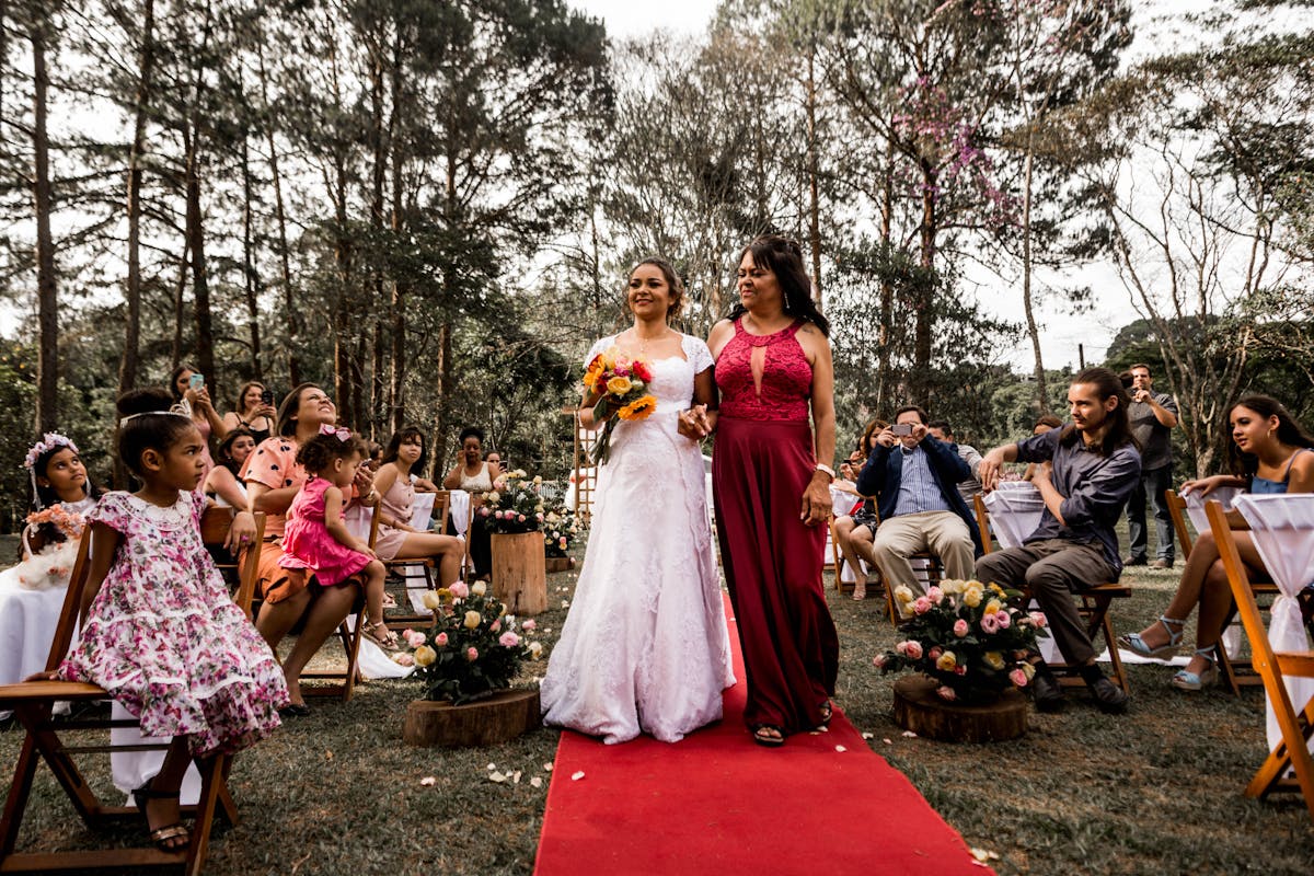 Femme élégamment habillée en tenue d'invitée de mariage