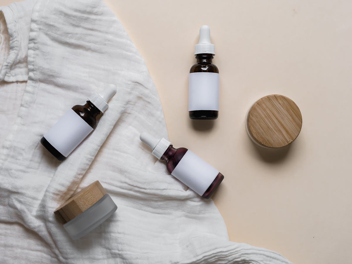 Lecture de la liste d'ingrédients au dos d'un produit cosmétique