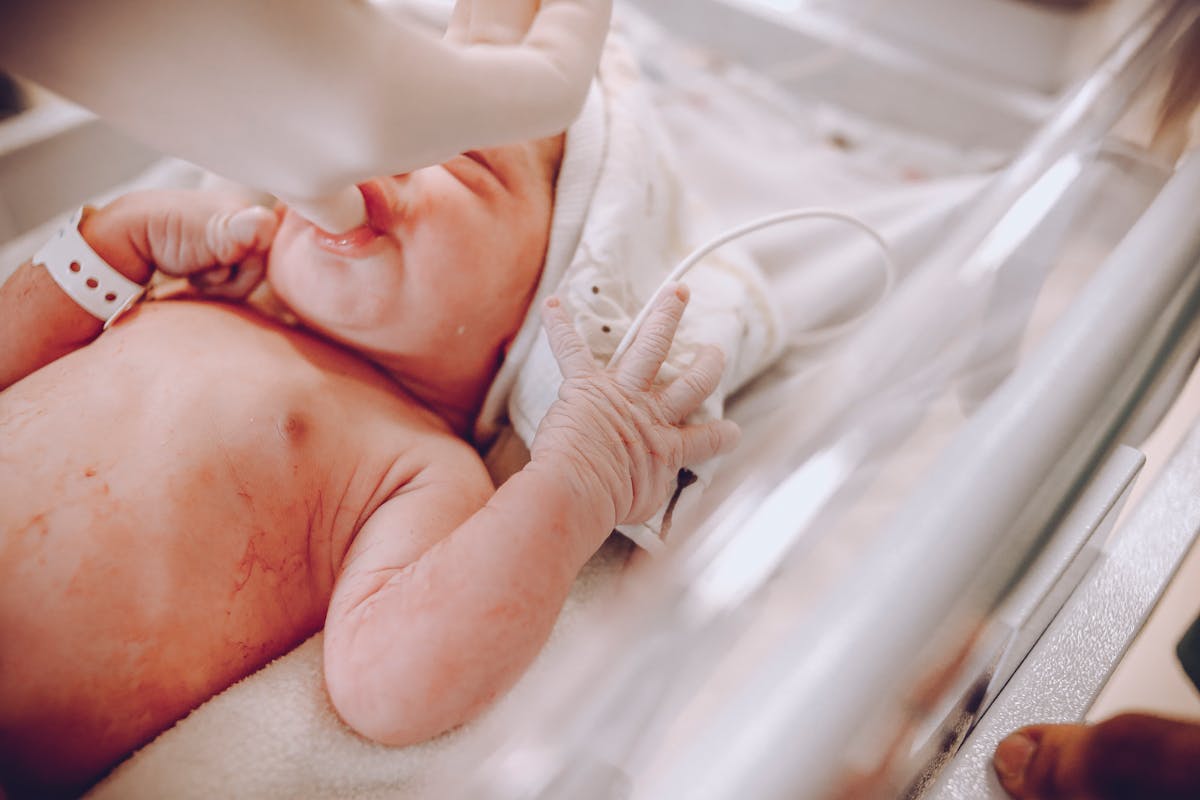 Parent accompagnant calmement un jeune enfant en crise de colère