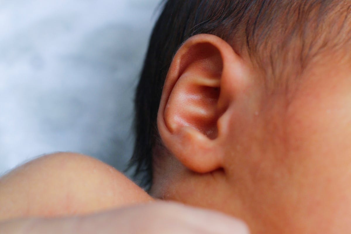 Bébé découvrant les premiers aliments lors de la diversification alimentaire