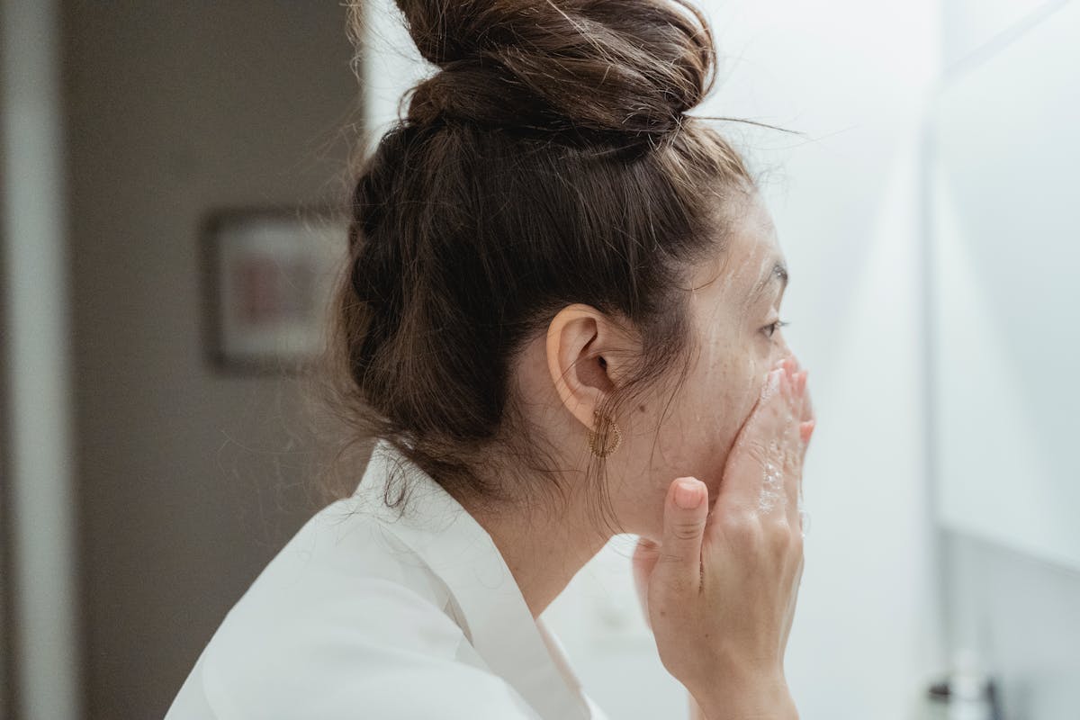 Exfoliation du visage avec acides AHA BHA pour une peau nette et lumineuse