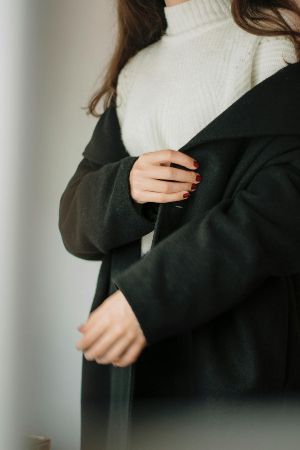 Manteau en laine avec ses poches sur un portant