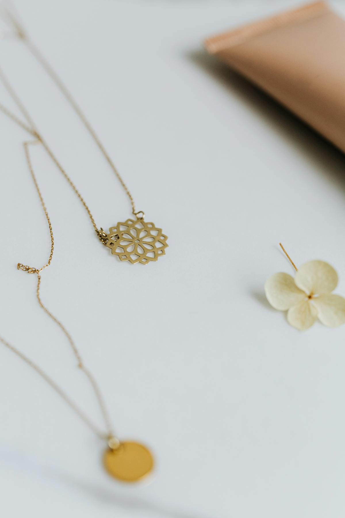 Collier en or élégant présenté en gros plan