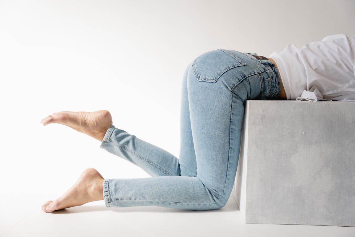 Femme portant un jean bien coupé qui flatte sa silhouette