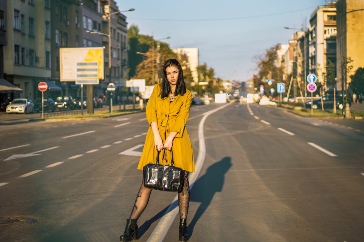 Tenue en layering avec plusieurs couches de vêtements superposées en mi-saison