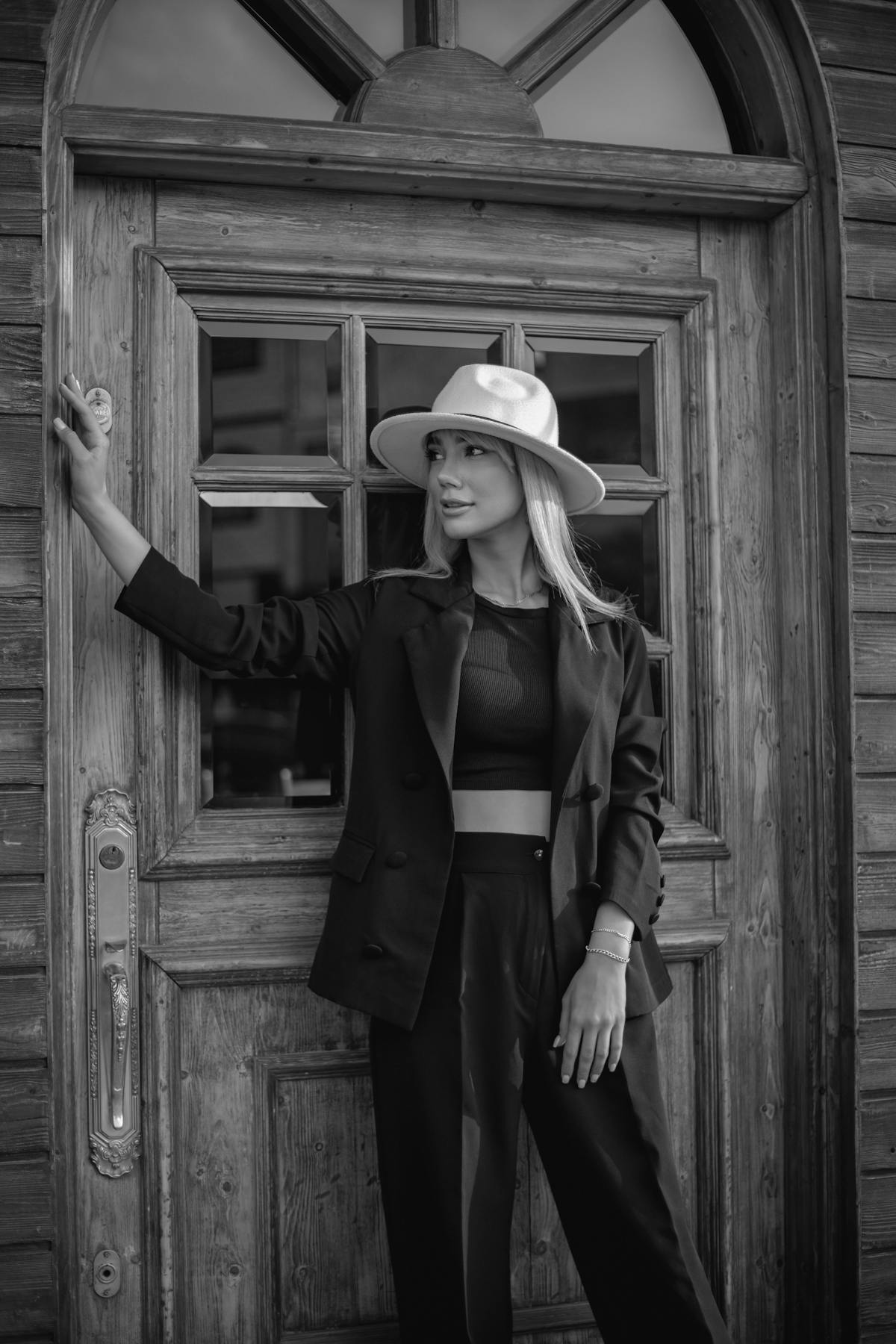 Femme en tenue élégante et sobre incarnant le style old money