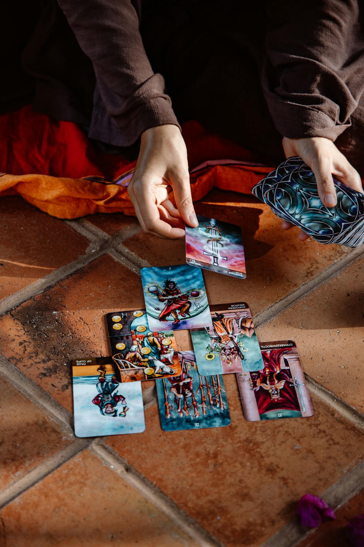 Cartes de tarot disposées lors d'une séance de voyance