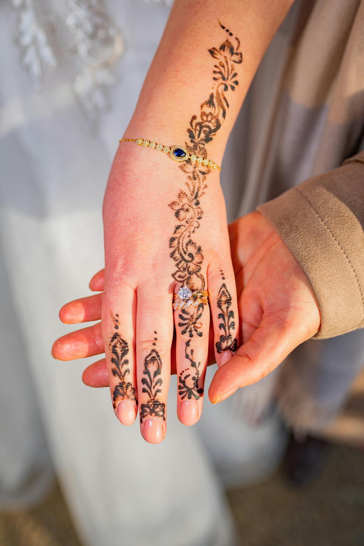 Main ornée d'un tatouage temporaire au jagua bleu-noir
