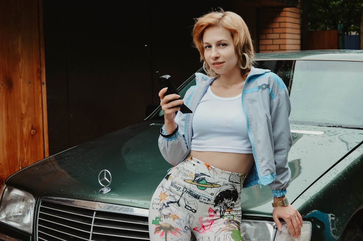 Femme arborant un look inspiré de la mode des années 90