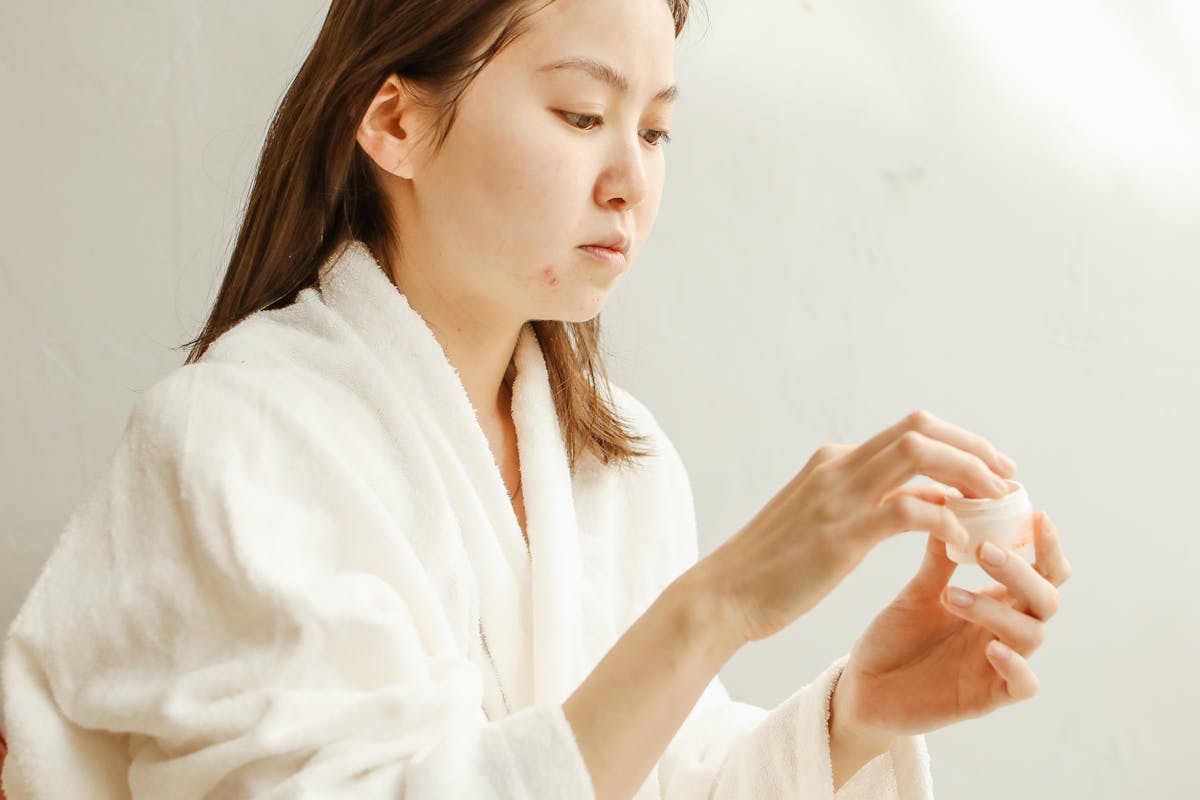 Crème mains riche pour hydrater et réparer les mains sèches et abîmées