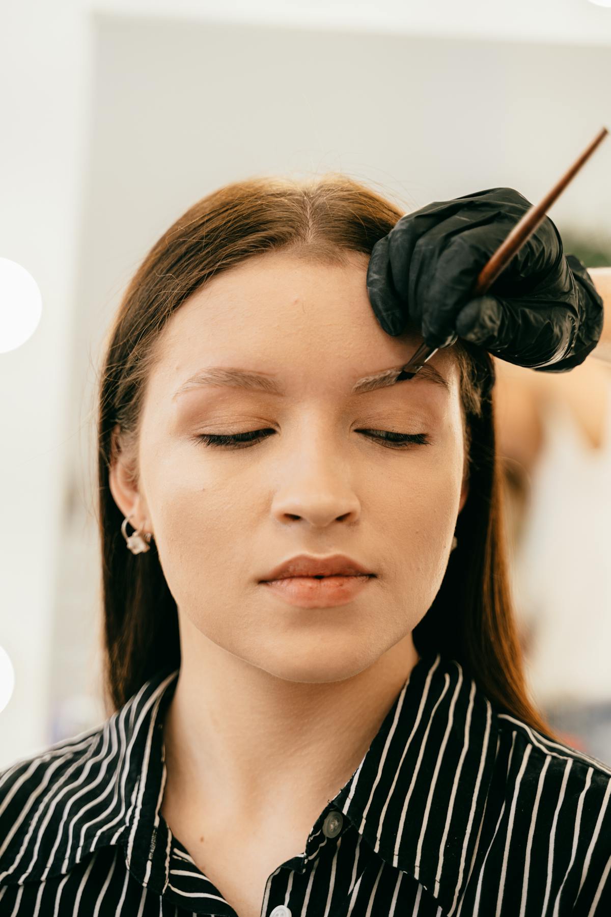 Maquillage des sourcils au crayon pour structurer le regard