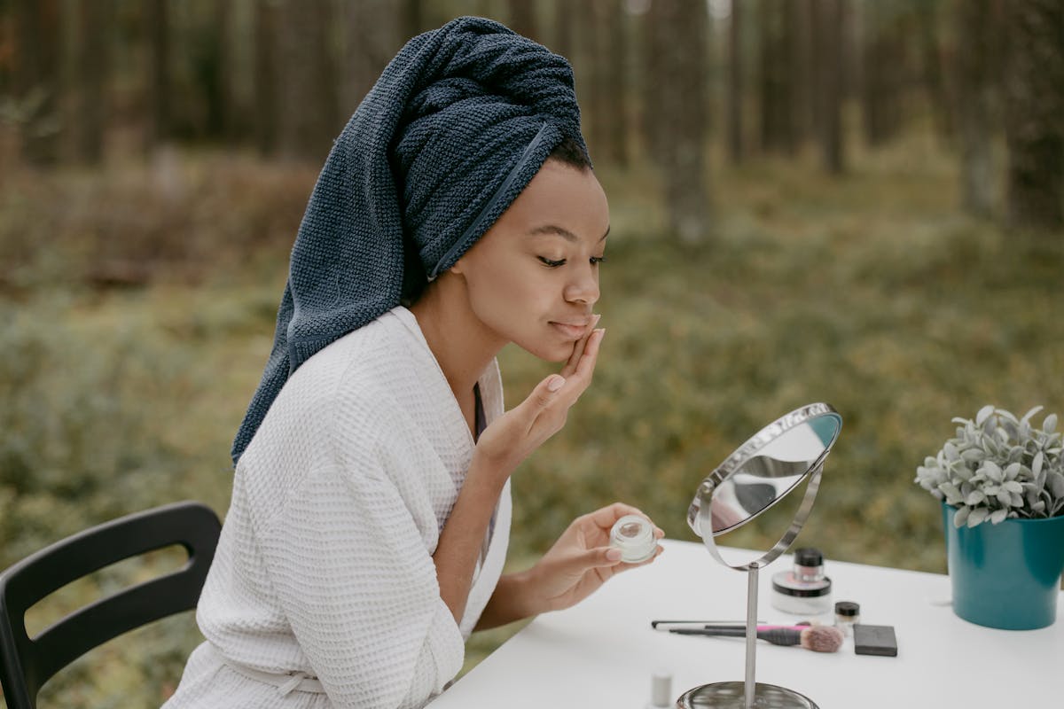 Application d'un masque en tissu coréen sur le visage pour une hydratation intensive