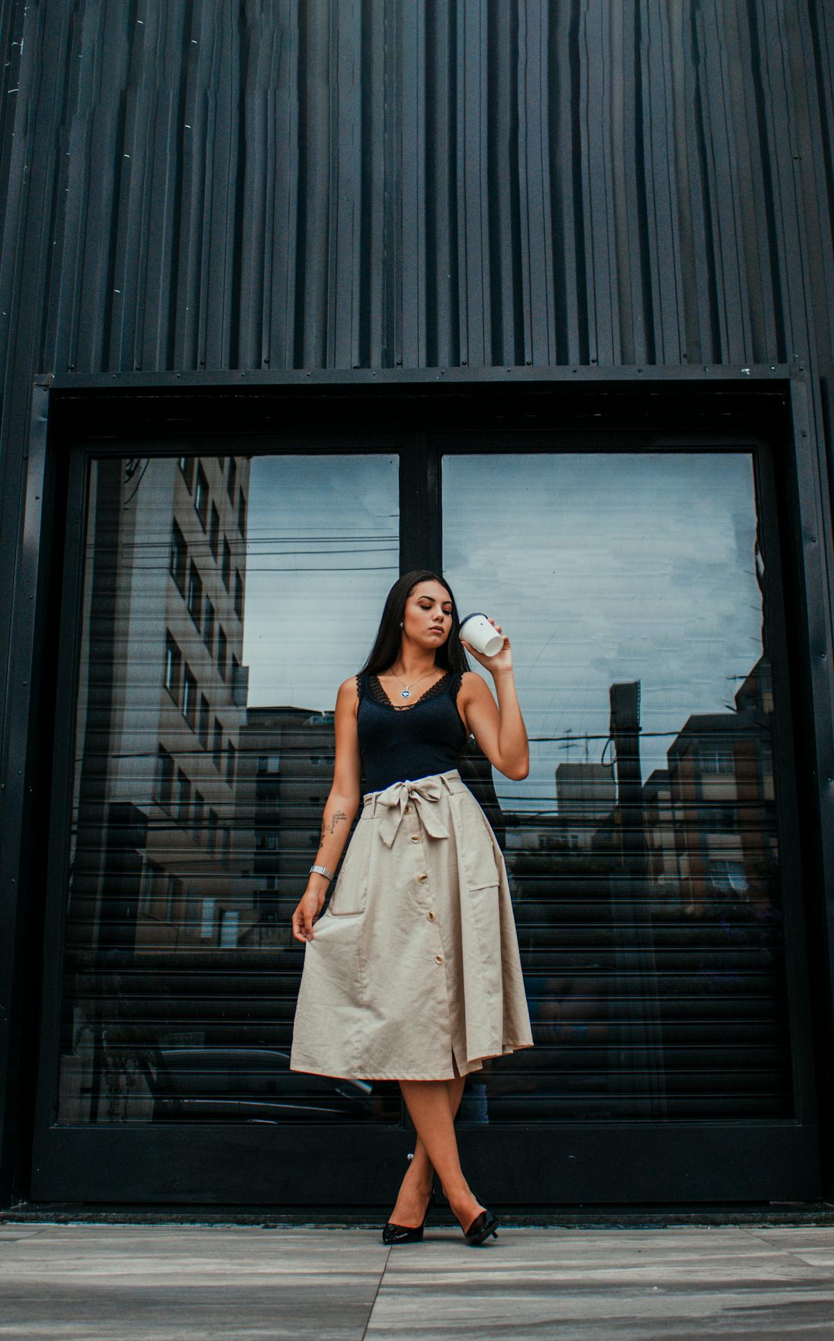 Femme à la silhouette en A dans une tenue qui valorise sa morphologie