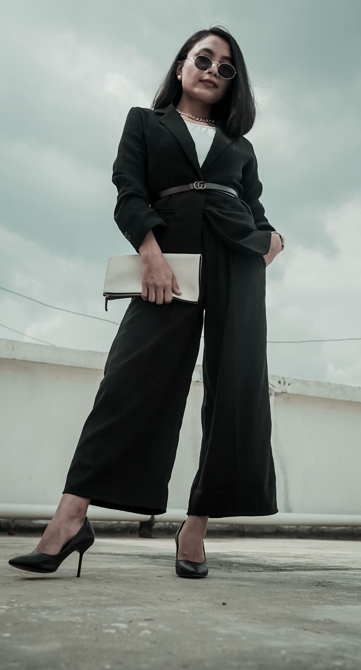 Femme à la silhouette en V dans une tenue qui équilibre sa carrure