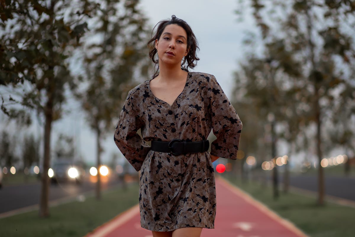 Femme à la silhouette en sablier dans une tenue cintrée
