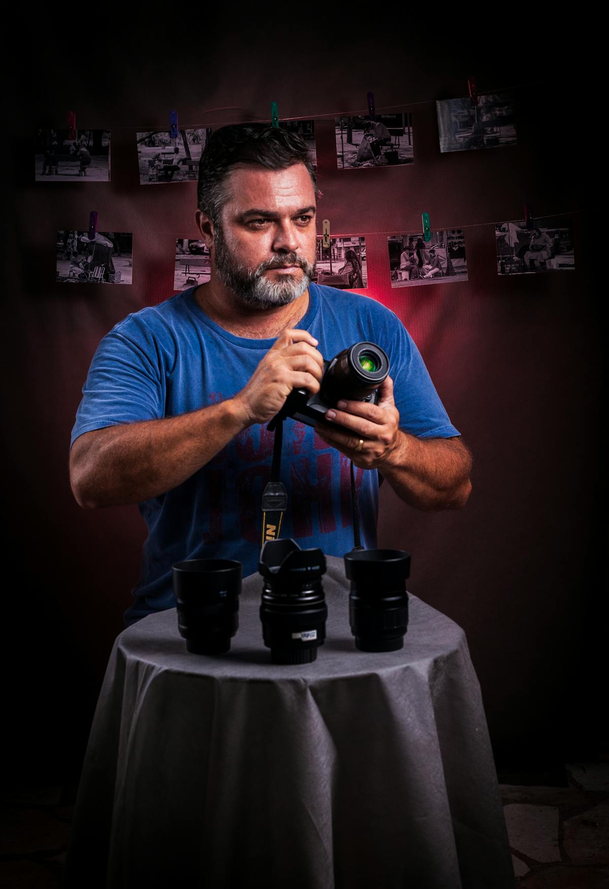 Photographe professionnel réalisant un portrait en studio