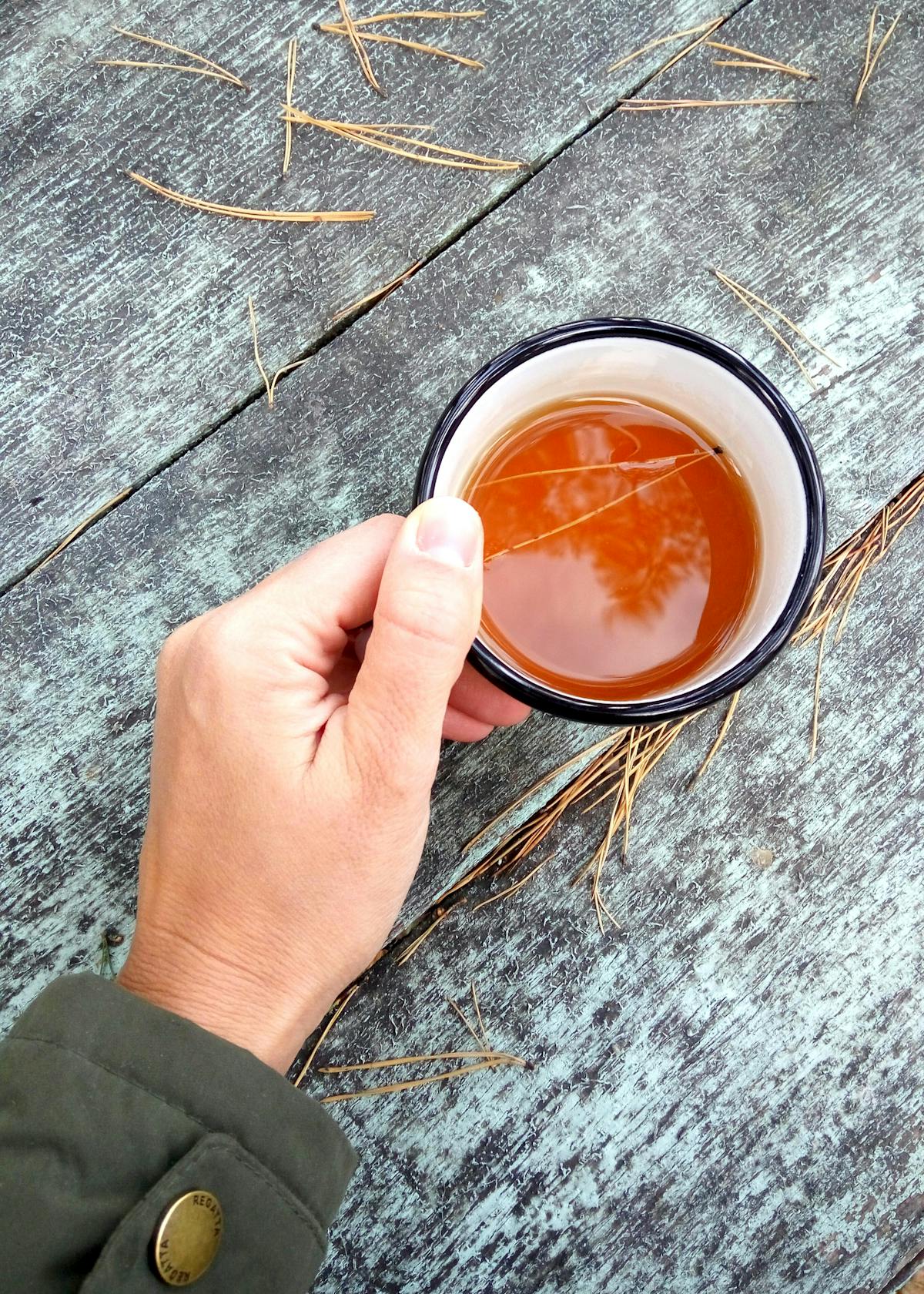 Tasse de thé fumant pour bien commencer la matinée