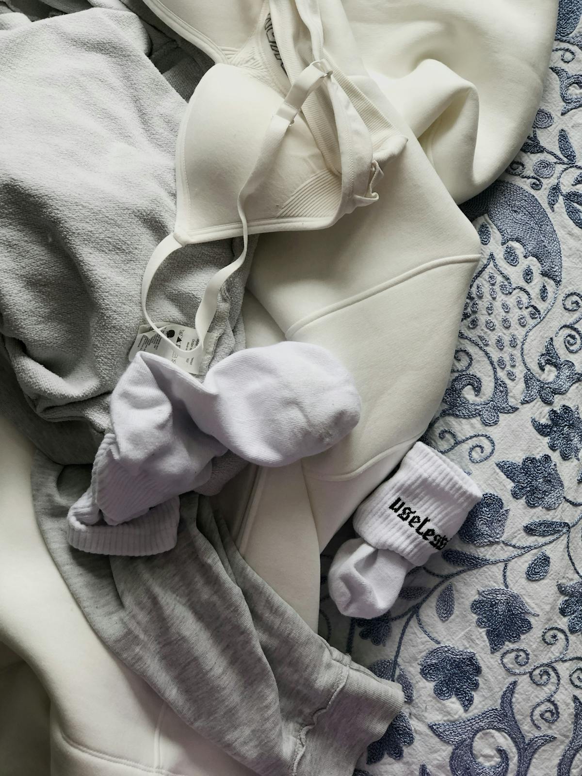 Vêtements gris clair associés à des touches de couleur