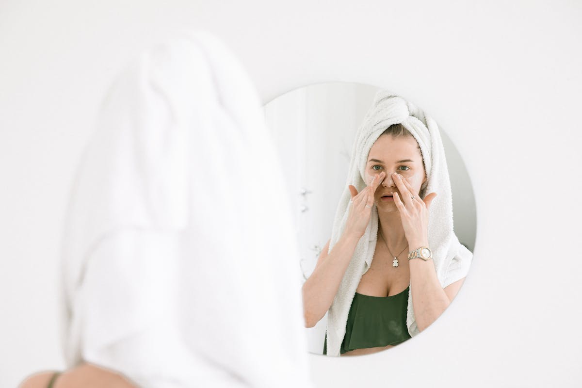 Flacon de sérum rétinol pour la routine beauté du soir