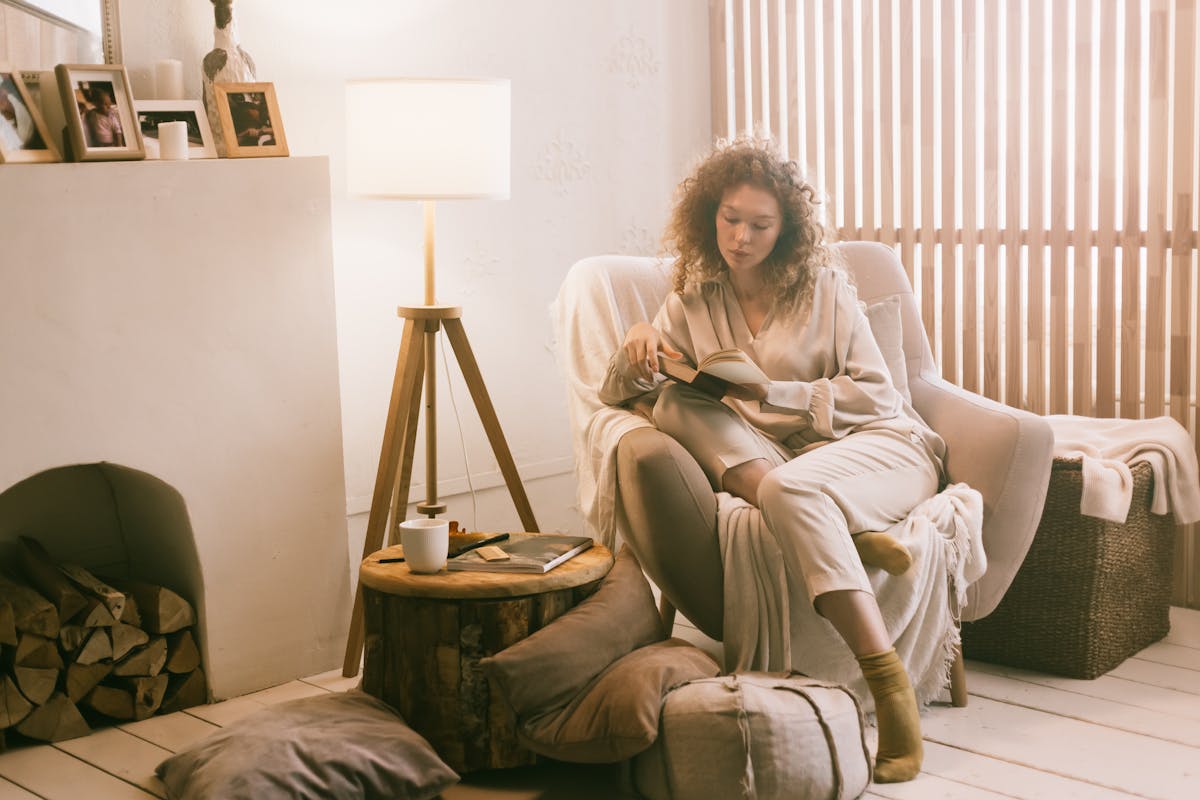 Moment de self-care simple à la maison avec thé chaud et livre