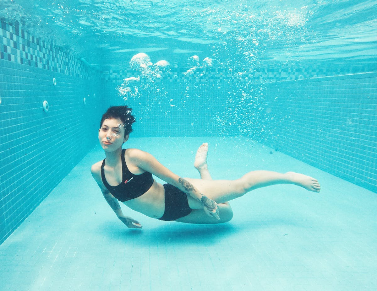 Femme posant gracieusement lors d'un shooting photo sous l'eau