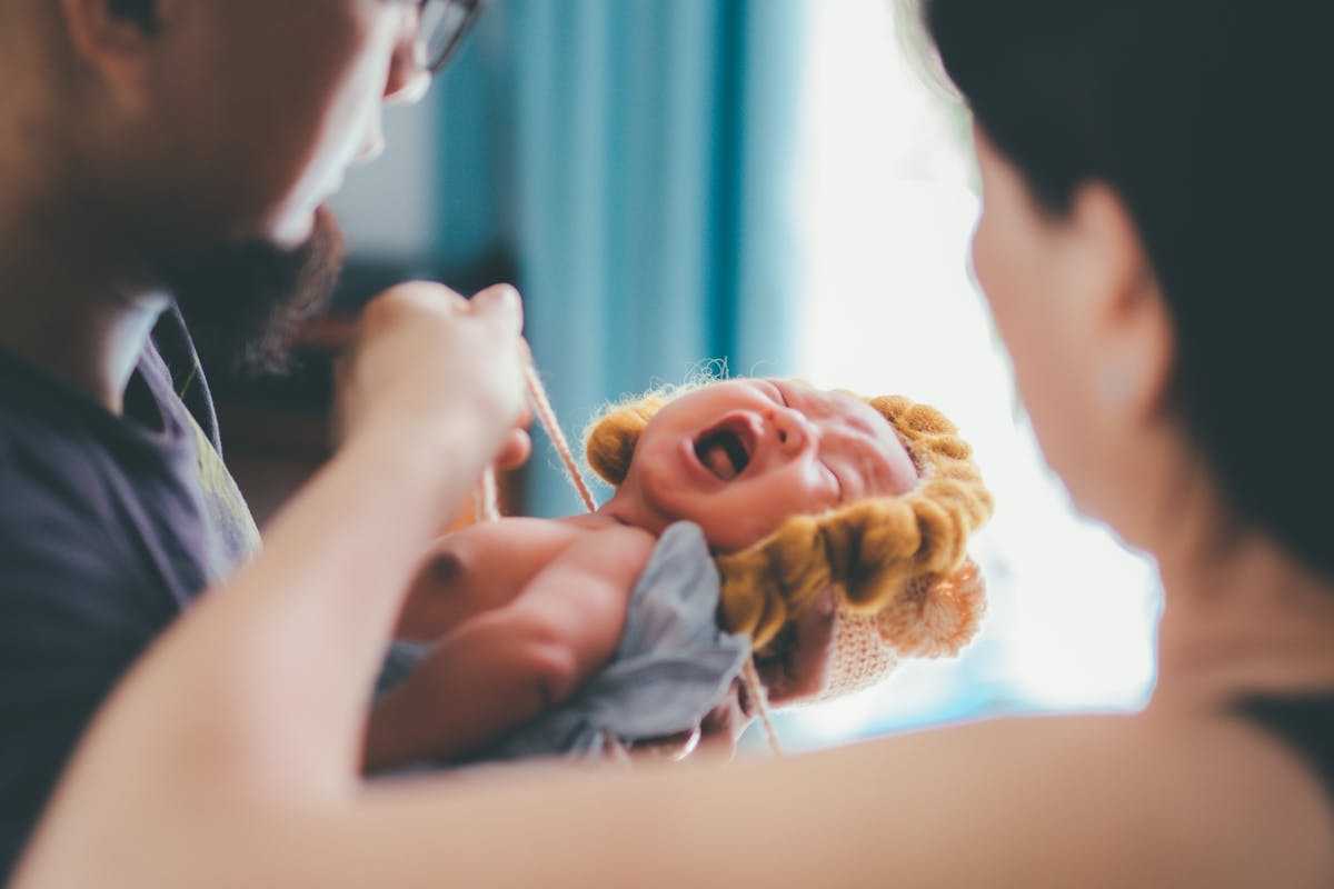 Soin doux de la peau de bébé avec produits adaptés sans parfum ni allergènes
