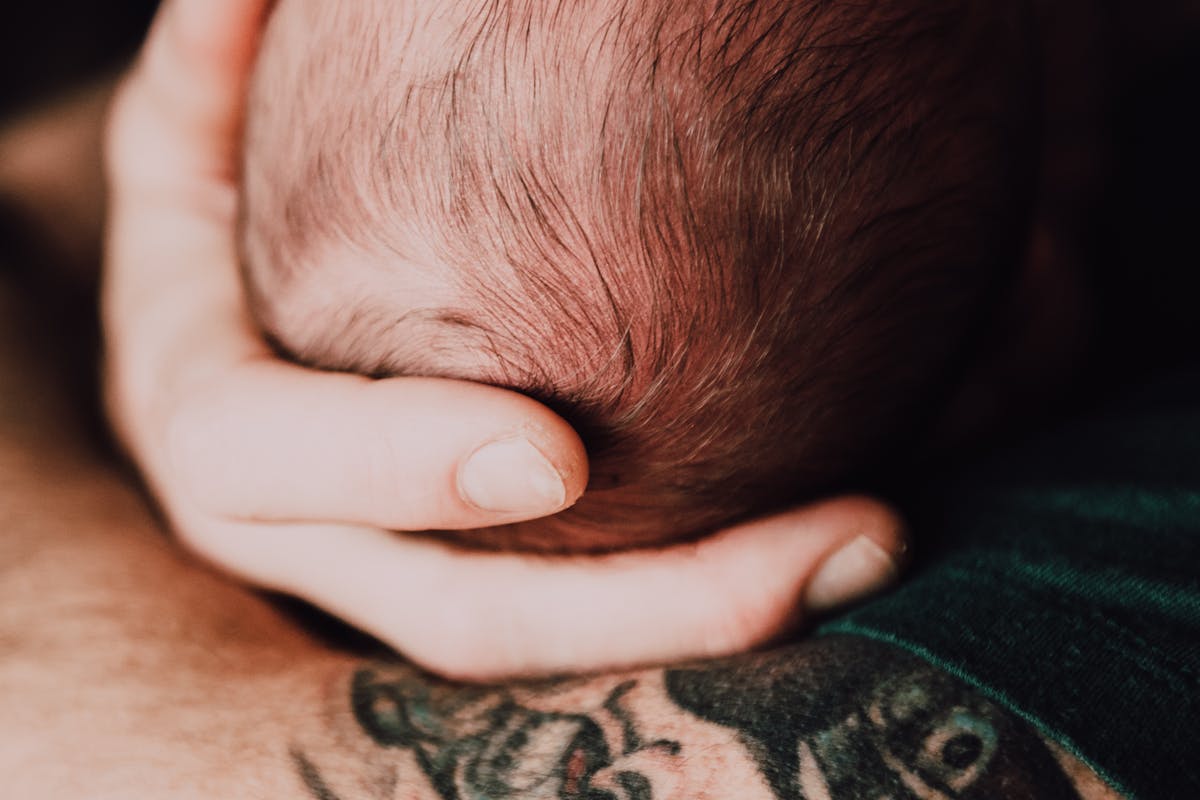 Bébé endormi sereinement dans son lit avec conditions optimales pour le sommeil