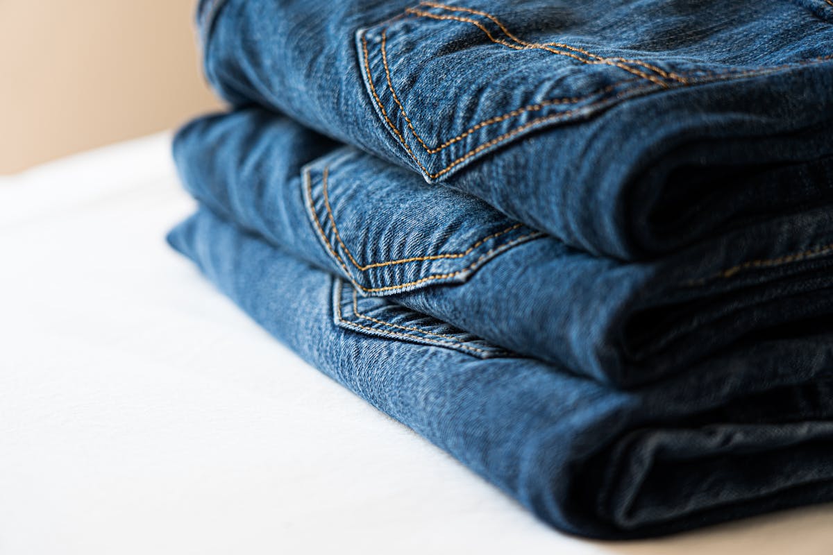 Pile de jeans américains avec étiquettes de tailles W et L