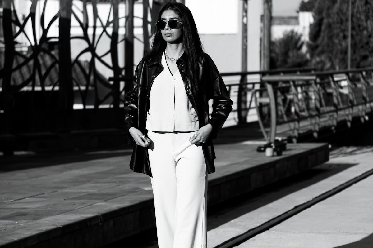Total look monochrome élégant avec différentes textures dans la même couleur