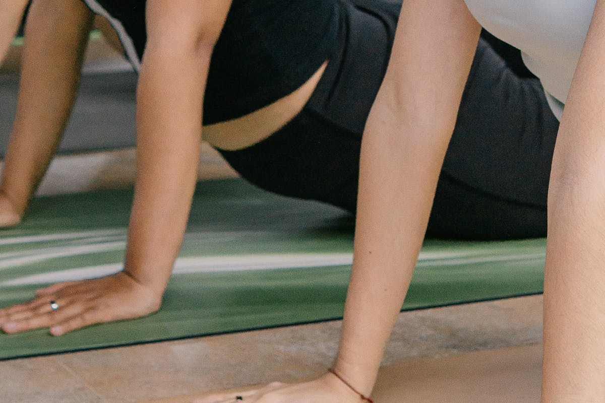 Postures de yoga doux pour débutantes sur tapis avec respiration consciente
