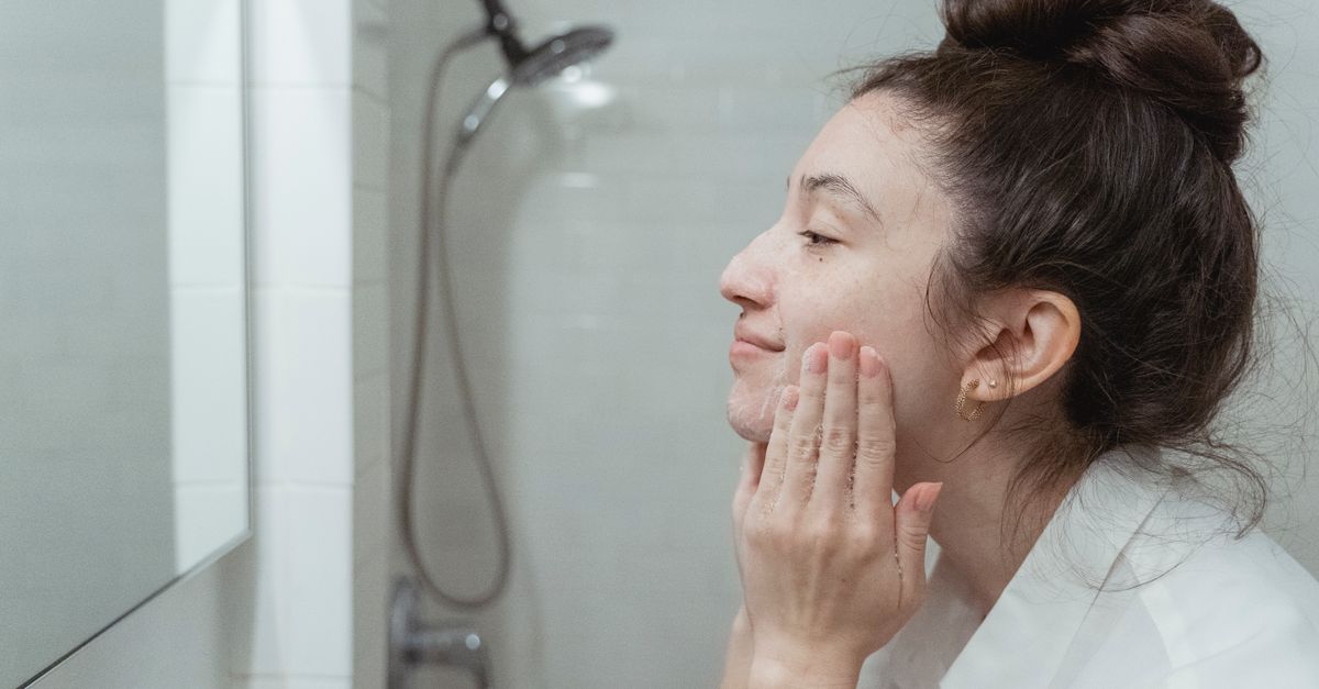 Femme aux soins de la peau avec un teint clair et sain