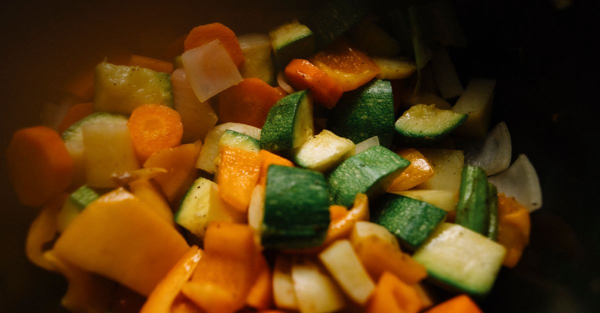 Assiette colorée de légumes et aliments sains pour une alimentation anti-inflammatoire