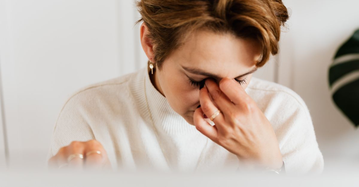 Femme épuisée face à son ordinateur, illustrant le burnout féminin