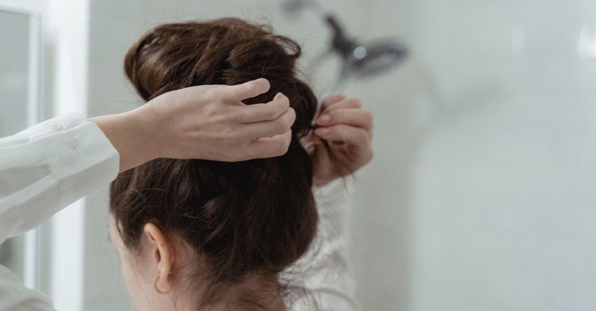 Femme avec un chignon élégant et naturel au quotidien