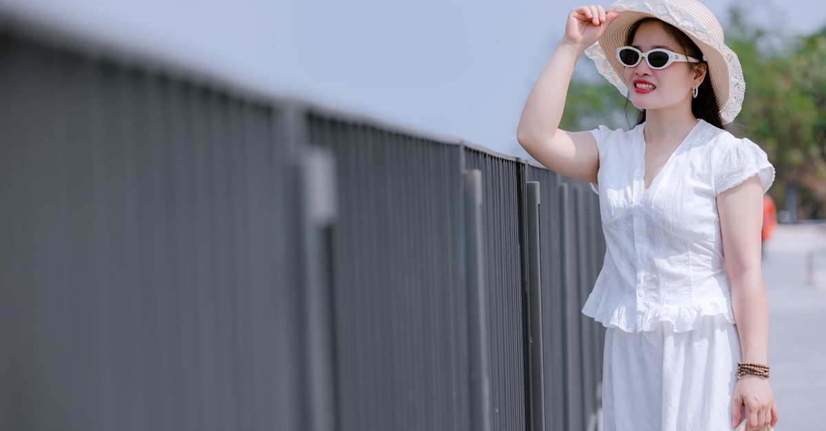 Femme en tenue blanche élégante