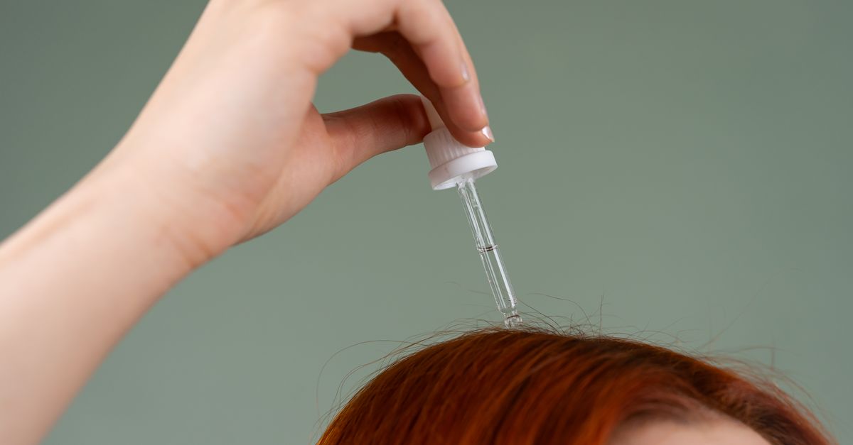 Femme recevant un massage du cuir chevelu pour stimuler la pousse des cheveux