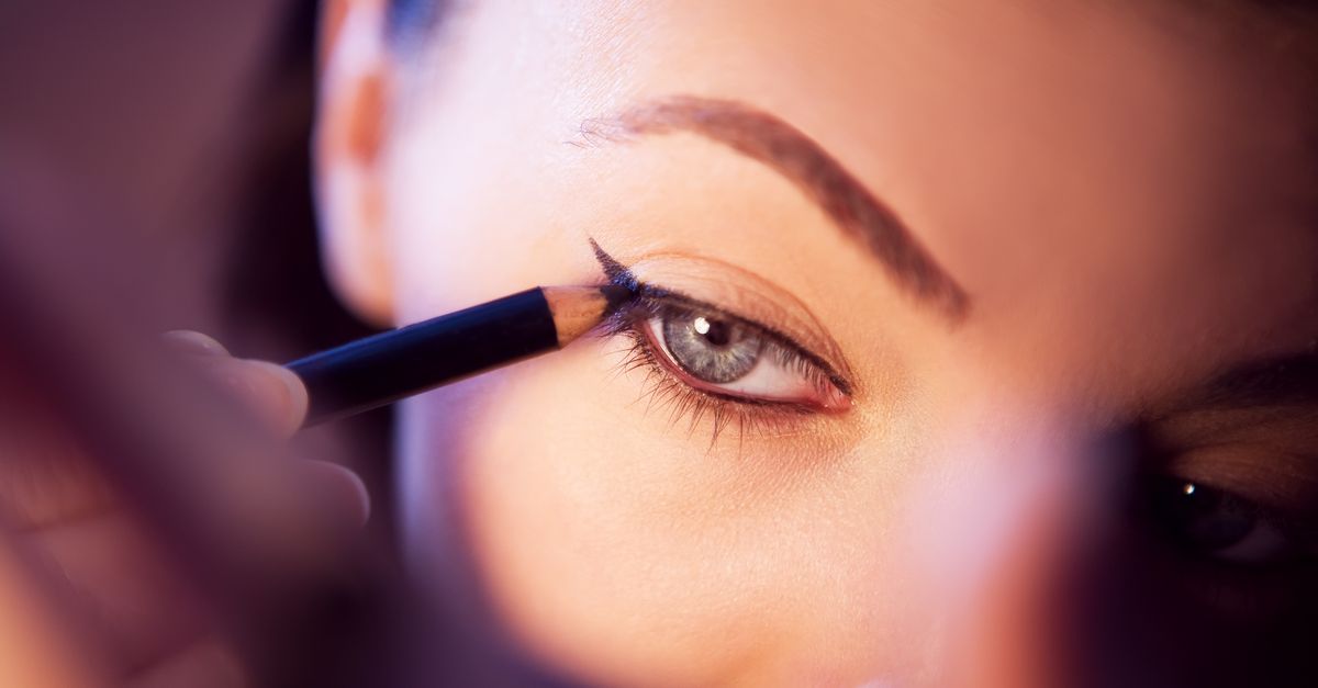 Femme appliquant un eyeliner sur la paupière supérieure